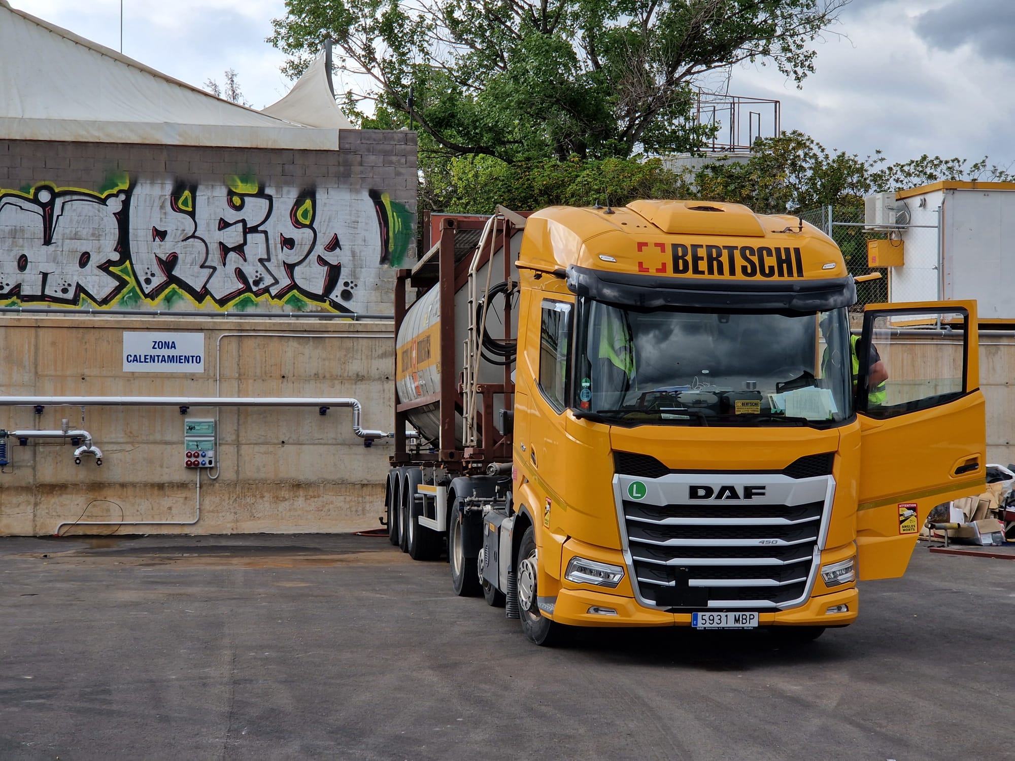 Heating of tanks and containers